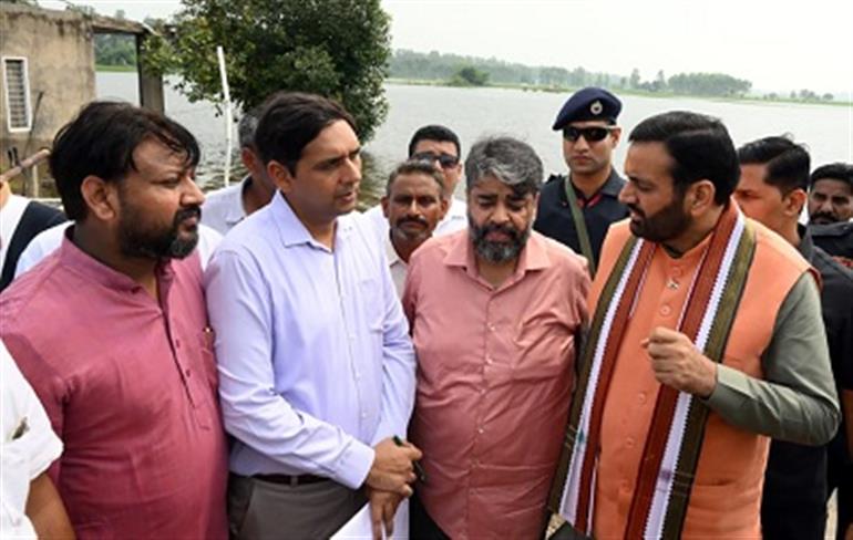 Chief Minister Naib Singh Saini inspected the waterlogging in Nangal area of ??Ambala district, interacted with the affected farmers.